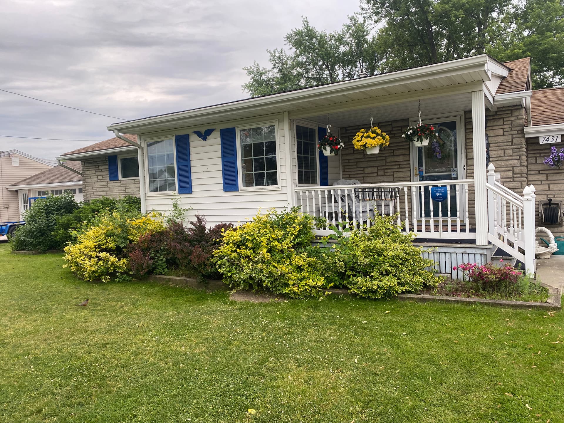 Gallery photos for Enhancing Curb Appeal with Easy-Care Stone Beds: Image #2