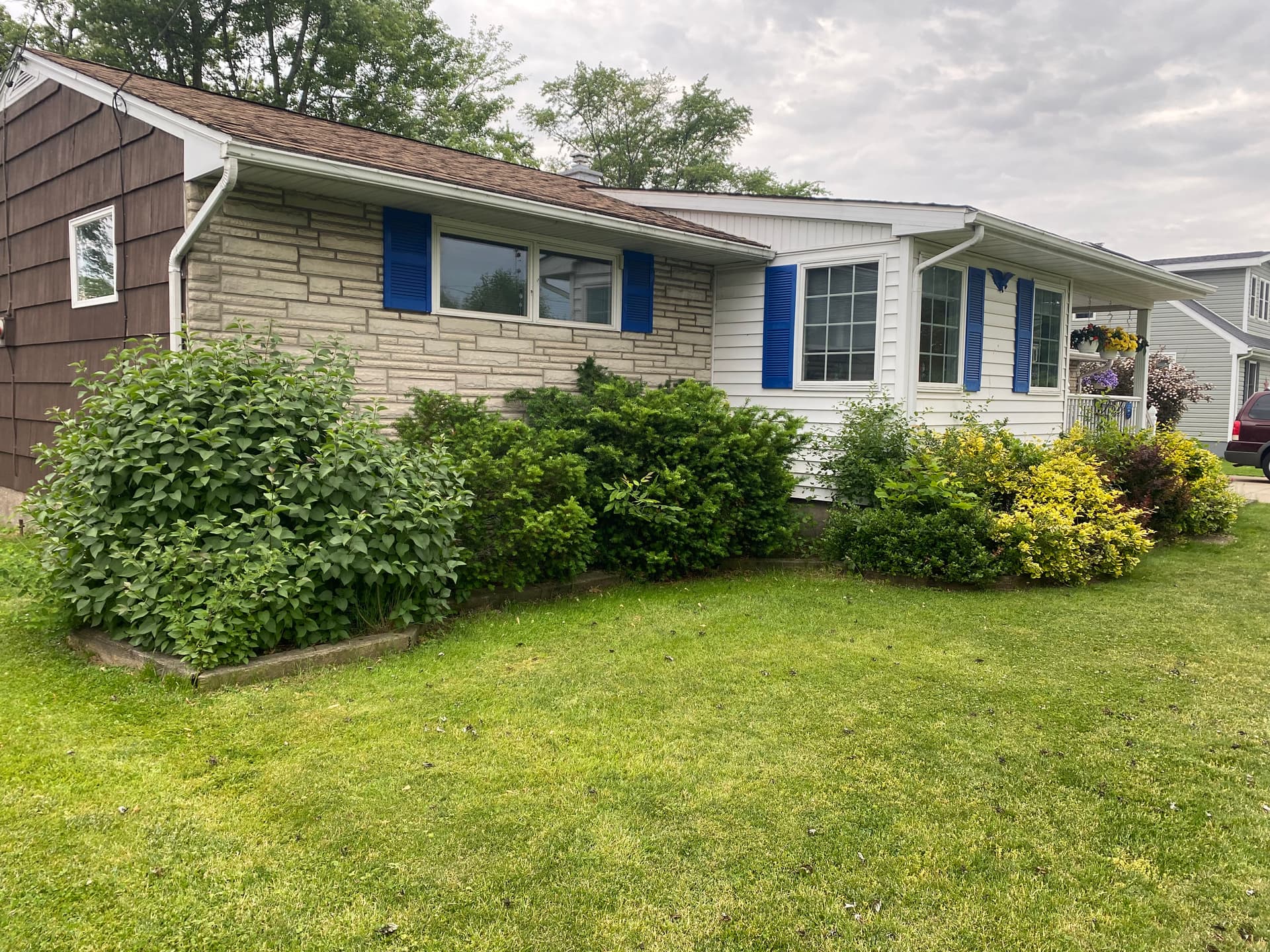 Gallery photos for Enhancing Curb Appeal with Easy-Care Stone Beds: Image #1