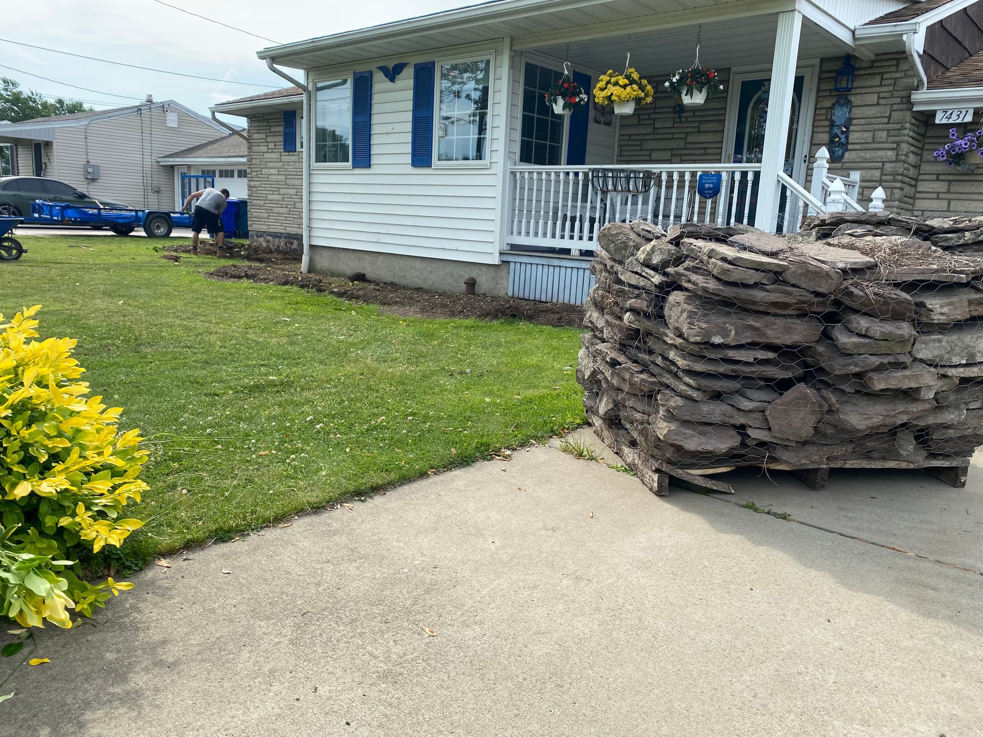 Gallery photos for Enhancing Curb Appeal with Easy-Care Stone Beds: Image #3