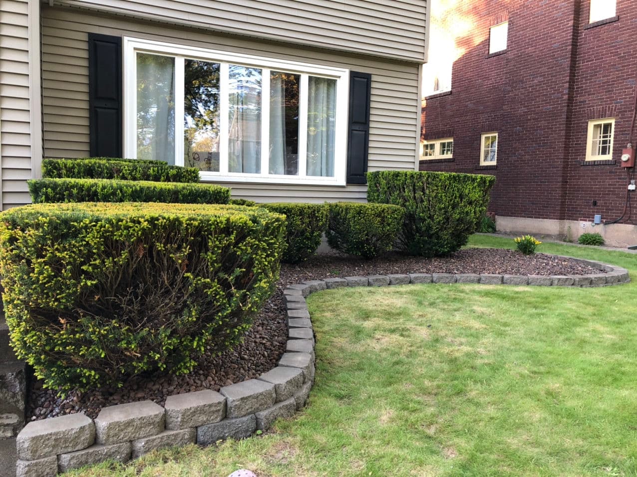 Gallery photos for Transforming Yard Spaces with Decorative Stone Borders: Image #2