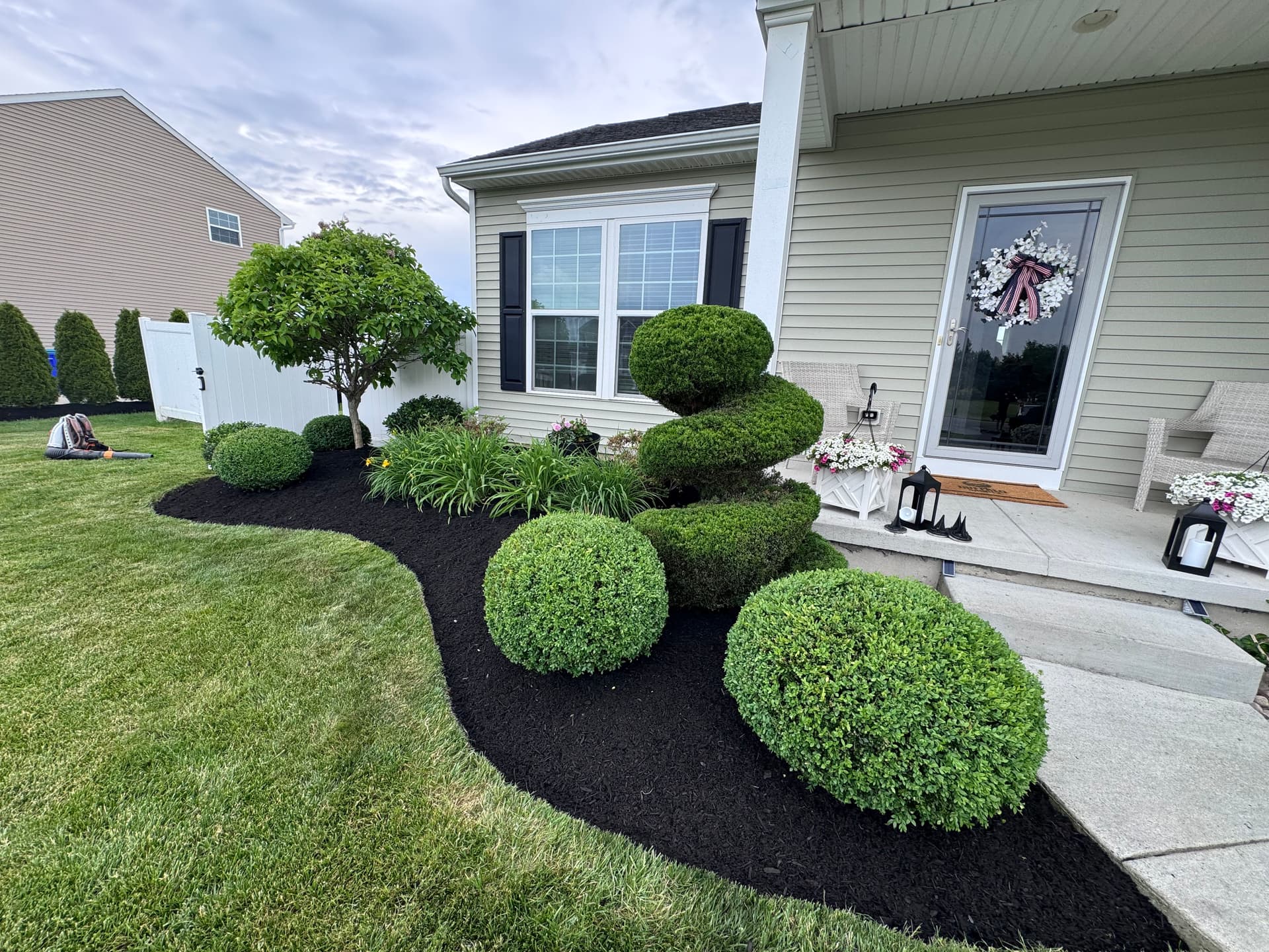 Clean Mulch Beds and Sharp Trimming That Make a Difference image