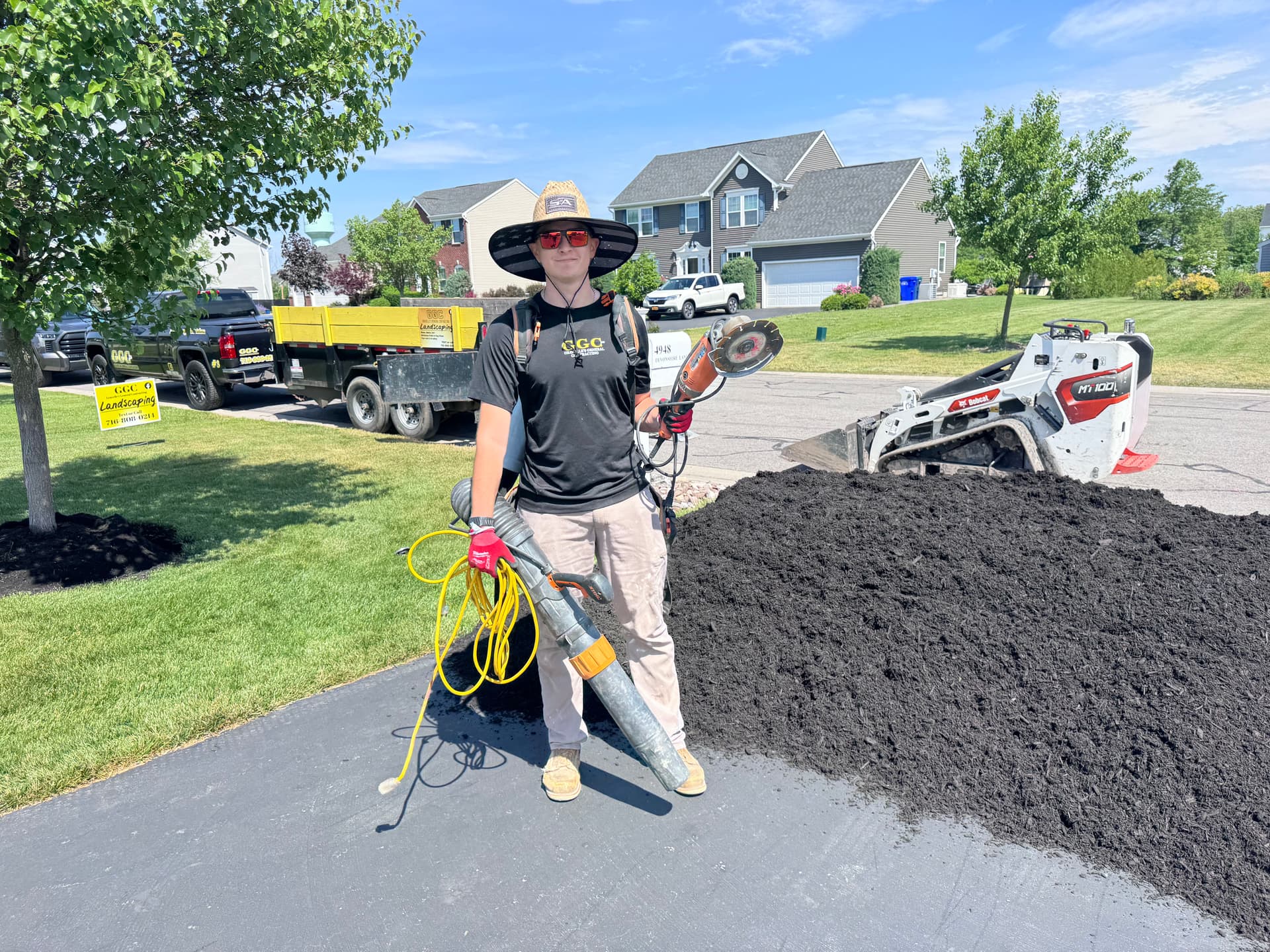 Gallery photos for Clean Mulch Beds and Sharp Trimming That Make a Difference: Image #3